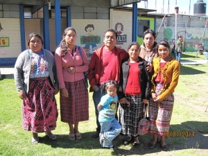 Evelyn Tzaj y  Julissa Cristal con sus papás.